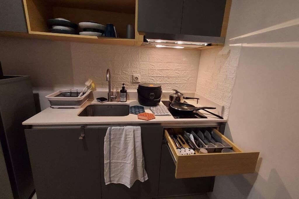 2 Bed Room Apartment In West Jakarta Bagian luar foto